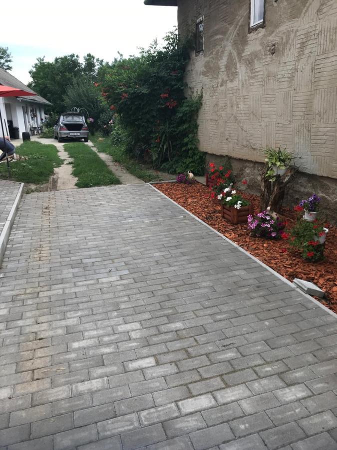 Ági fogadó Kisujszallas Exterior foto